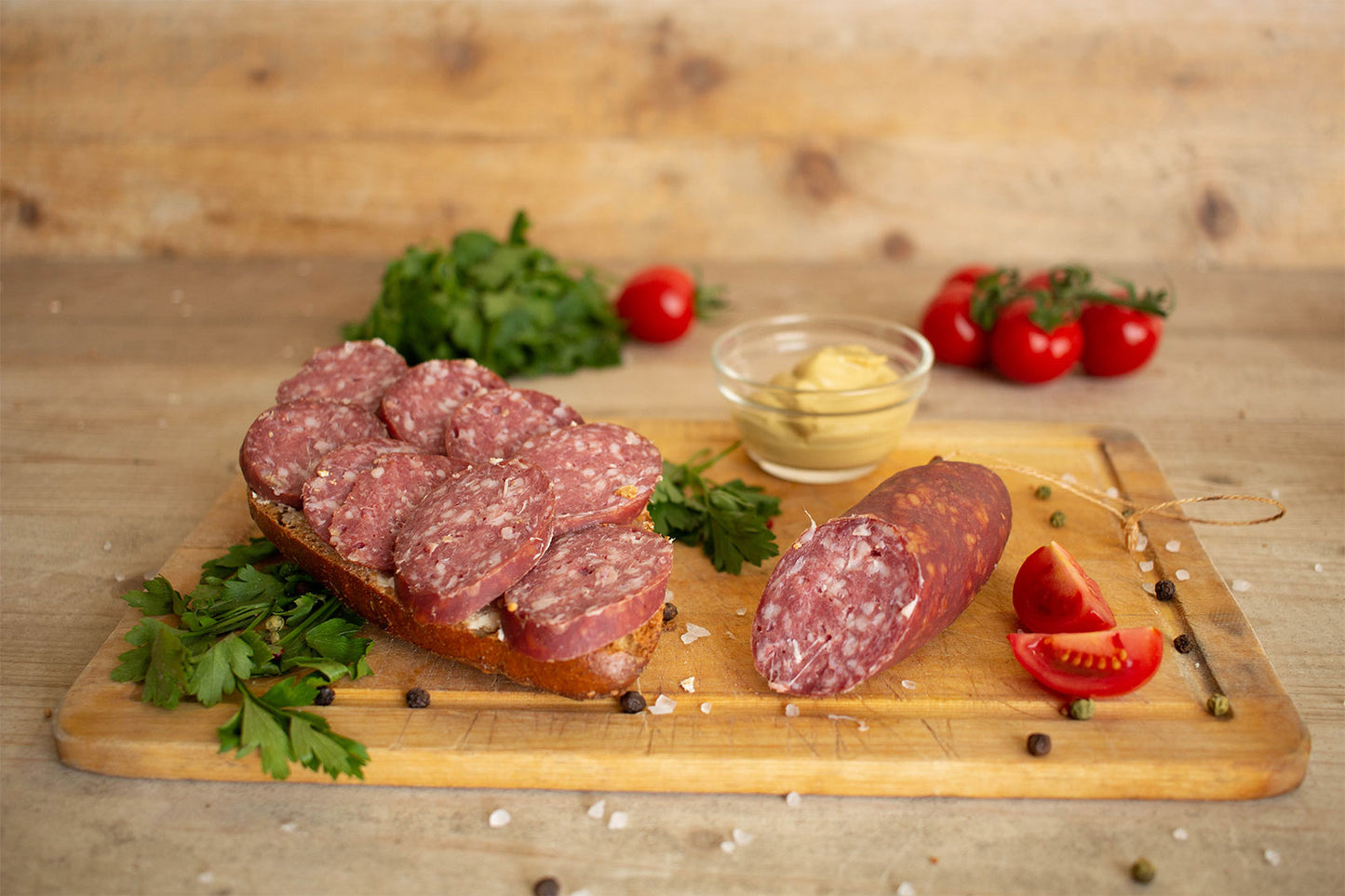 Wildschwein Wildsalami auf einem Brettchen